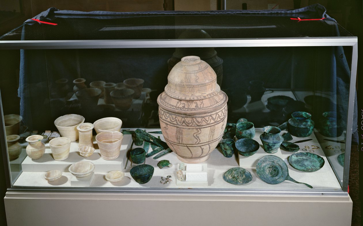 "Jar with the Hoard", noin 2500-2400 eKr. (terrakotta, alabasteri, kupari Omanista ja kivi) tekijältä Unbekannt