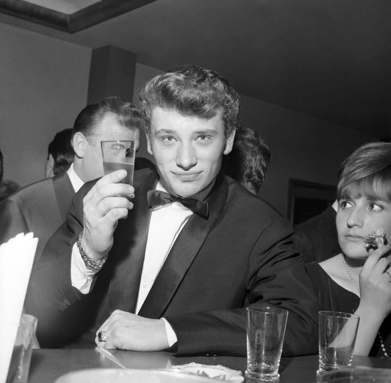 Johnny Hallyday nauttimassa cocktailia baarissa, Cortina d
