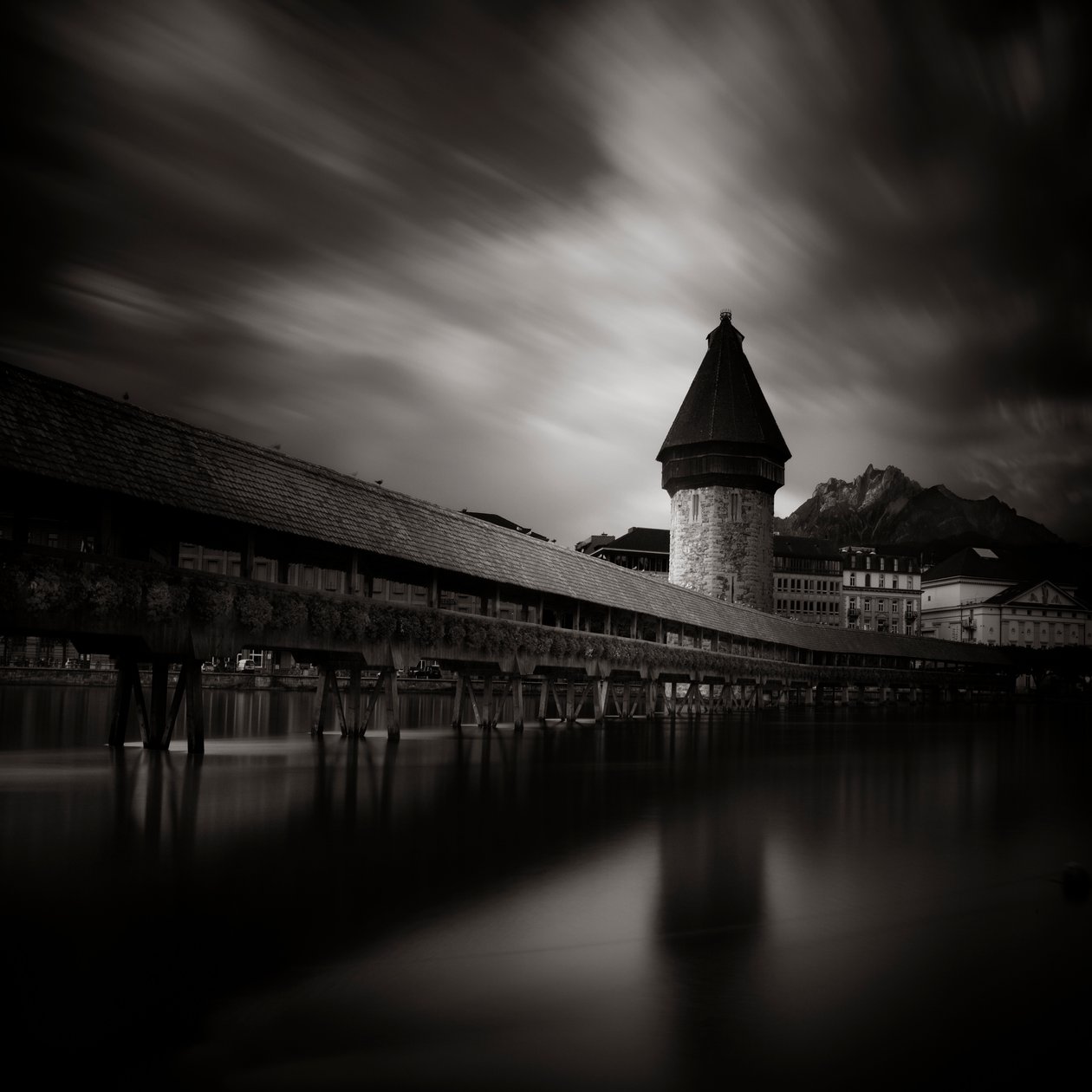 Kapellbrücke, Luzern, Sveitsi, 2013 (b/w kuva) tekijältä Leopold Blonder