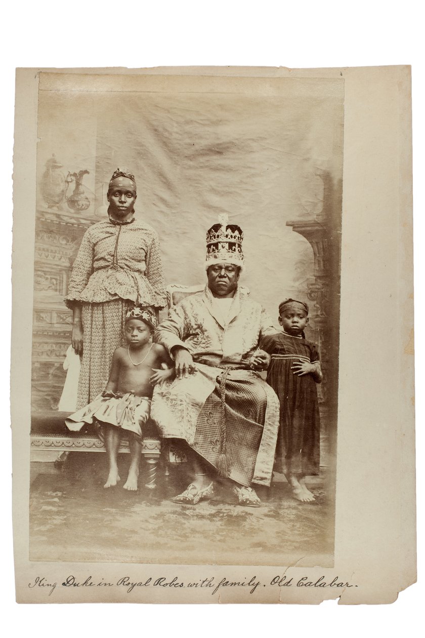 Kuningas herttua kuninkaallisissa vaatteissa perheen kanssa, Old Calabar, Nigeria, n. 1890 (albumiprintti) tekijältä Unbekannt