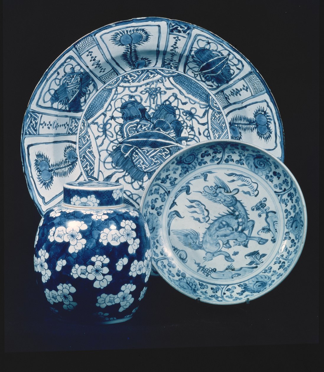 Kraak posliininen tarjoiluastia, Wan Li -kausi (1573-1619); maakunnan ruokalaji, 1500-luvun alku; sinivalkoinen posliini inkivääripurkki, K