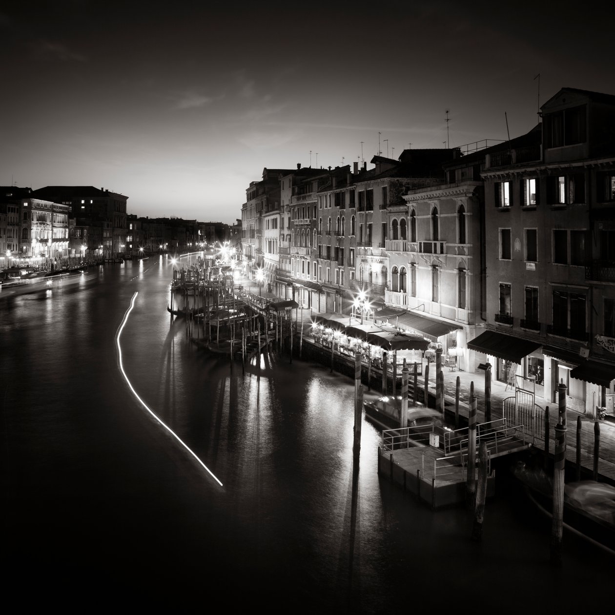 Kevyt liikenne, Venetsia, Italia, 2013 (b/w kuva) tekijältä Leopold Blonder