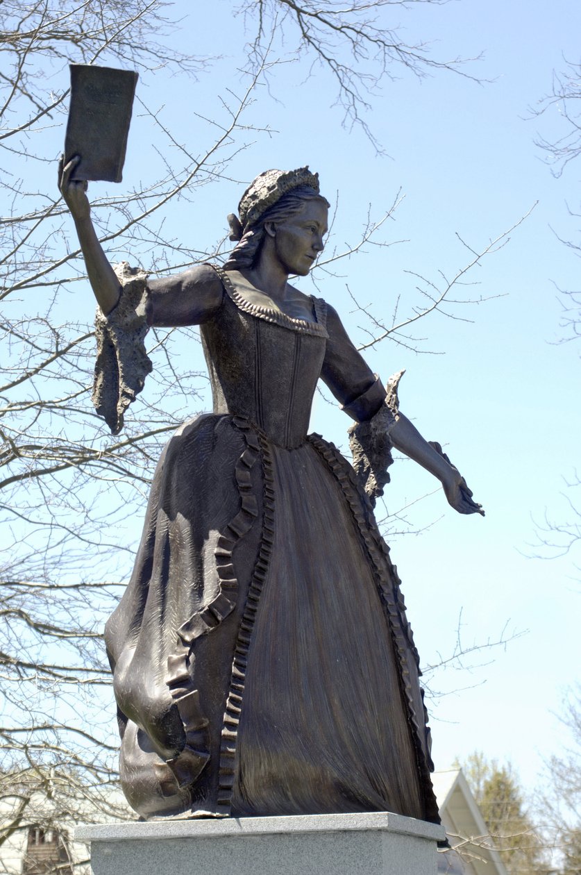Kirjallisuus: Mercy Otis Warrenin (1728-1814), amerikkalaisen kirjailijan patsas Barnstablessa, Massachusettsissa. tekijältä Unbekannter Künstler