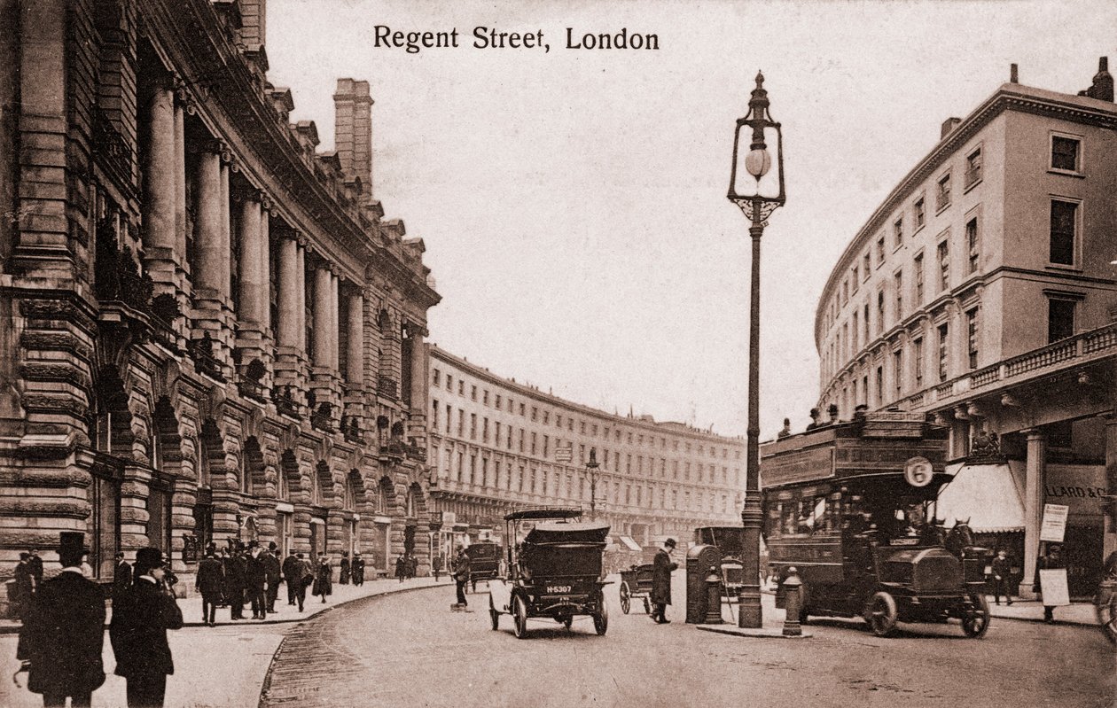 Lontoo - Regent Street ja varhaiset raitiovaunut, autot. 1900-luvun alussa (postikortti) tekijältä Unbekannter Künstler