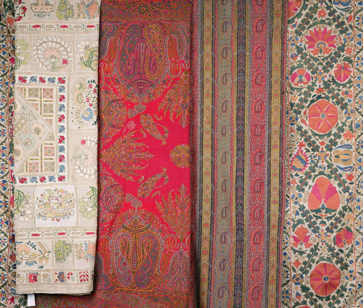 LtoR: Mihrab Susani, Uzbekistan, 1800-luvun loppu (silkki); Huivi, Kashmir, valmistaja Momtaz tekijältä Unbekannt