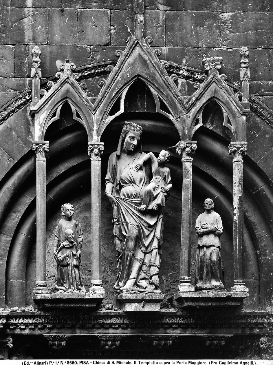 Madonna lapsen ja kahden pyhän kanssa. Pastari Guglielmo Agnellin maalaus, joka sijaitsee pienessä temppelissä pääportaalin yläpuolella, San Michele -kirkko Borgossa, Pisassa. tekijältä Unbekannt