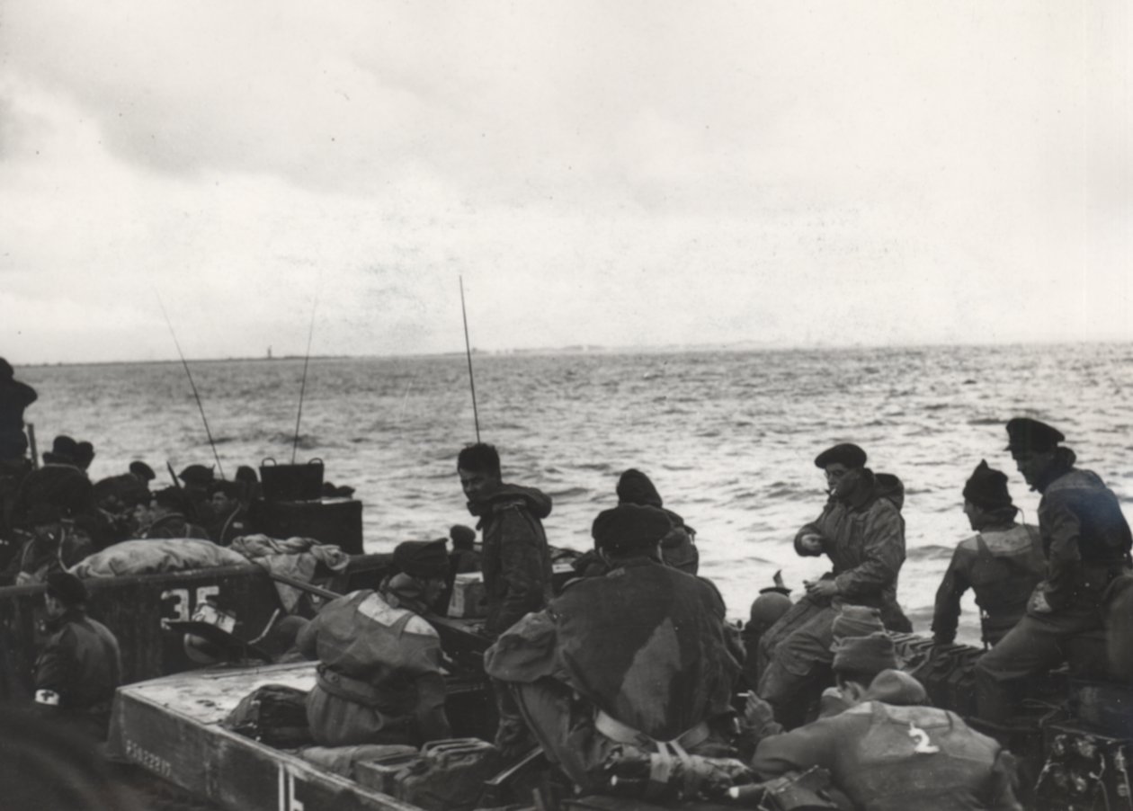 Marines of 41 (RM) Commando LCT (Landing Craft Tank) 532:ssa, lähestymässä Westkapellea laskeutumisen aikana Walcherenissä, Alankomaissa tekijältä Unbekannt