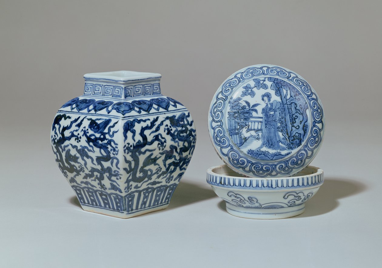 Ming-sinivalkoinen neliönmuotoinen kaidepurkki ja pyöreä laatikko, Chia Ching -kausi (1522-66) tekijältä Unbekannt
