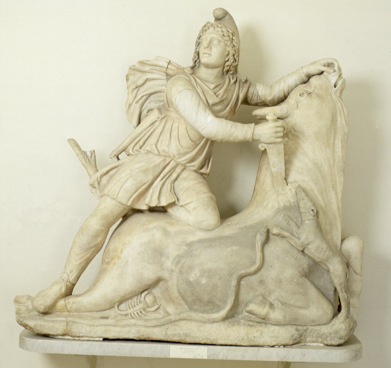 Mithras uhraa härän, marmorireliefi, roomalainen, 2. vuosisata tekijältä Unbekannt
