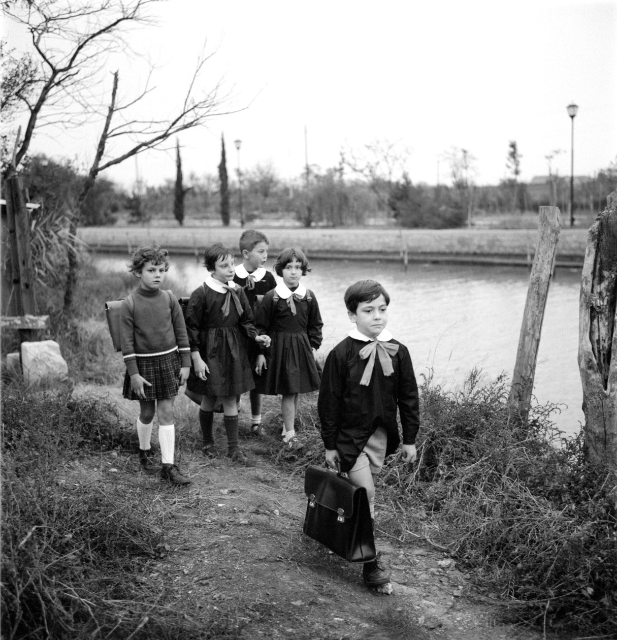 Sekakoulu Venetsiassa, oppilaat käyttävät puseroa. Luokkien poistuminen (school busissonniere). 1950-luku tekijältä Unbekannt