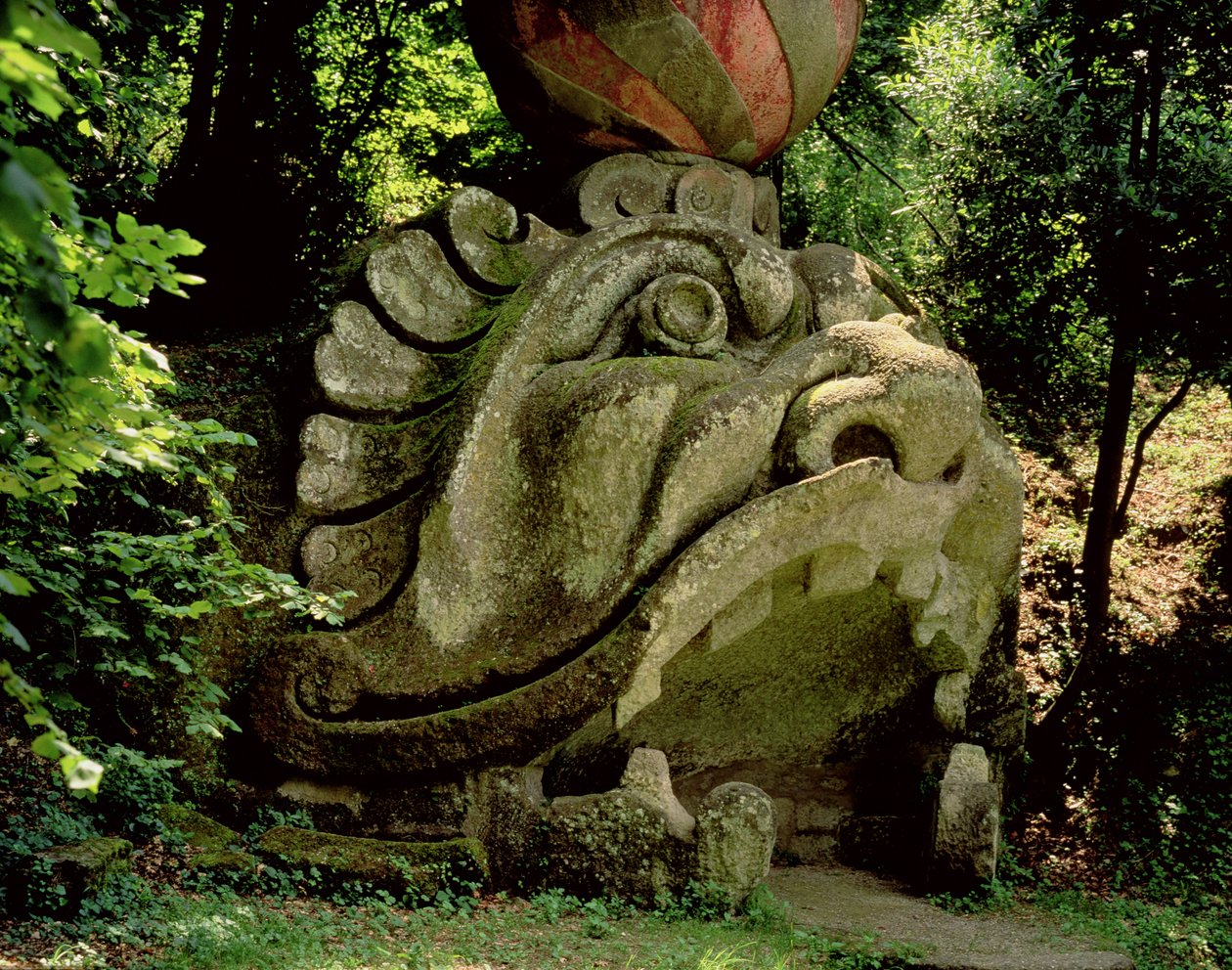 Fantastisen hirviön pään muotoisen luolan suu Orsinin herttuan vuosina 1550–1563 suunnittelemasta Parco dei Mostrin (hirviöpuisto) puutarhasta Giacomo Barozzi da Vignolan (kivi) suunnittelemiin (kuva) tekijältä Unbekannt
