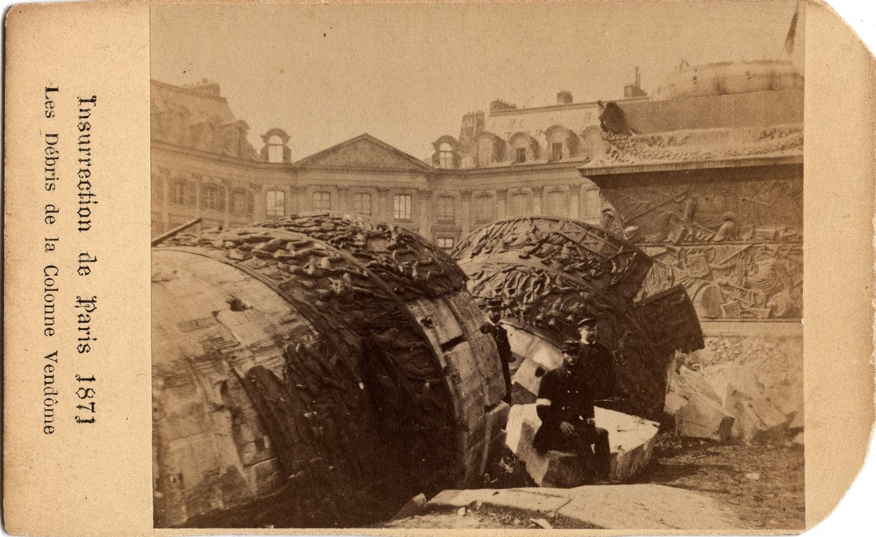 Pariisin kunta (1871): kaksi kuntalaista poseeraa Pariisin Place Vendome -aukion pudonneen pylvään jäännösten lähellä. Anonyymi valokuvaus. Himmeä. 10,5x6,4 cm tekijältä Unbekannt