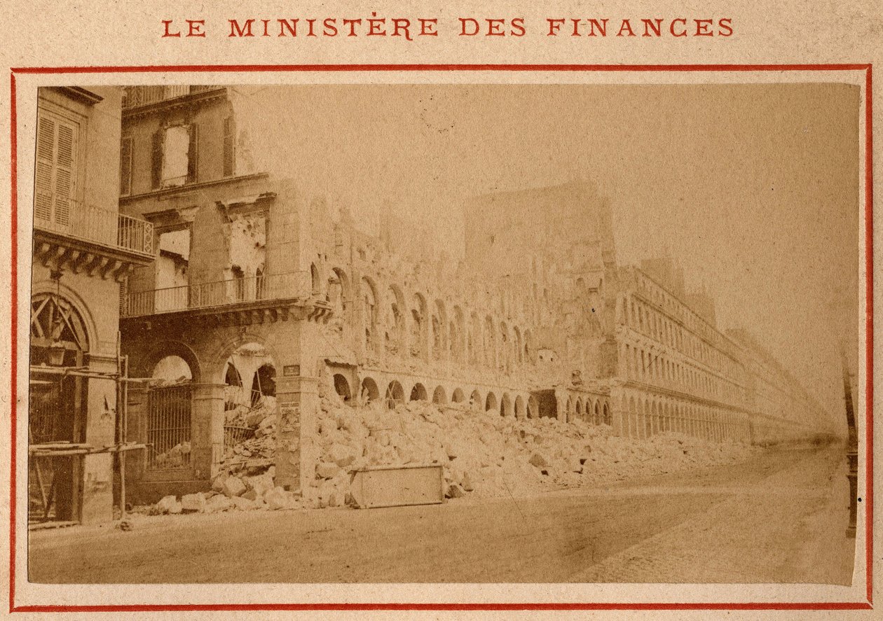 Pariisin kunta (1871): näkymä valtiovarainministeriöstä raunioina Pariisissa toukokuussa 1871. Valokuva Pierre Pepetitista. Tulostus kartongille, himmennys. 9x5,4 cm tekijältä Unbekannt
