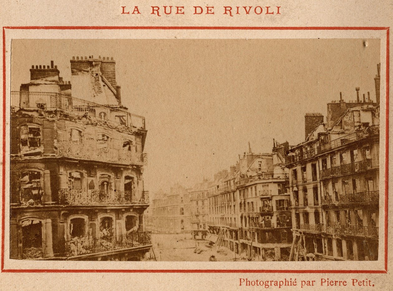 Pariisin kunta (1871): näkymä Rue de Rivolin palorakennuksista Pariisissa toukokuussa 1871. Valokuva Pierre Pepetitista. Tulostus kartongille, himmennys. 9x5,4 cm tekijältä Unbekannt