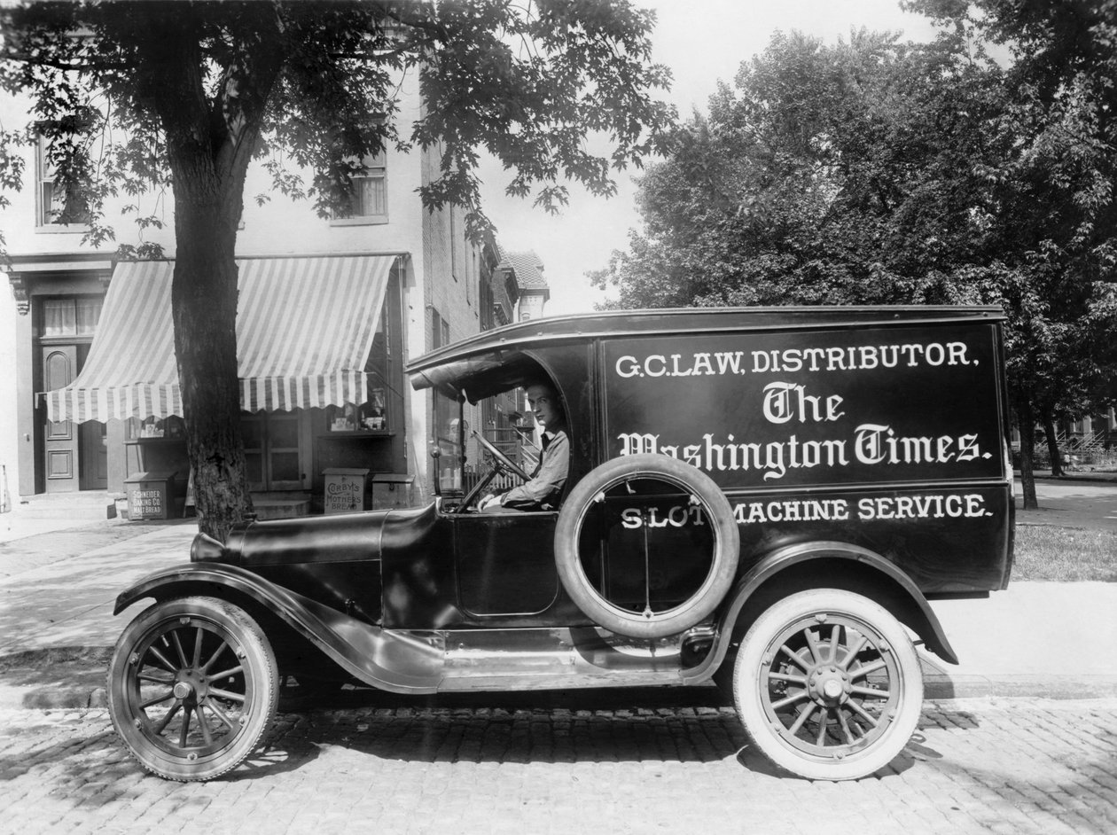 Newspaper Truck, Estats Units, c.1919 (foto b/n)finès tekijältä Unbekannt