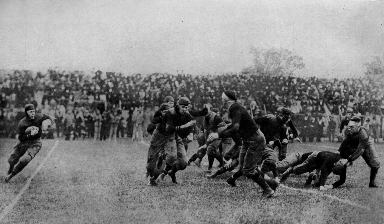 Pohjois-Amerikka. Keskikenttä pelaa amerikkalaisen jalkapallon ottelussa. 1920 tekijältä Unbekannt