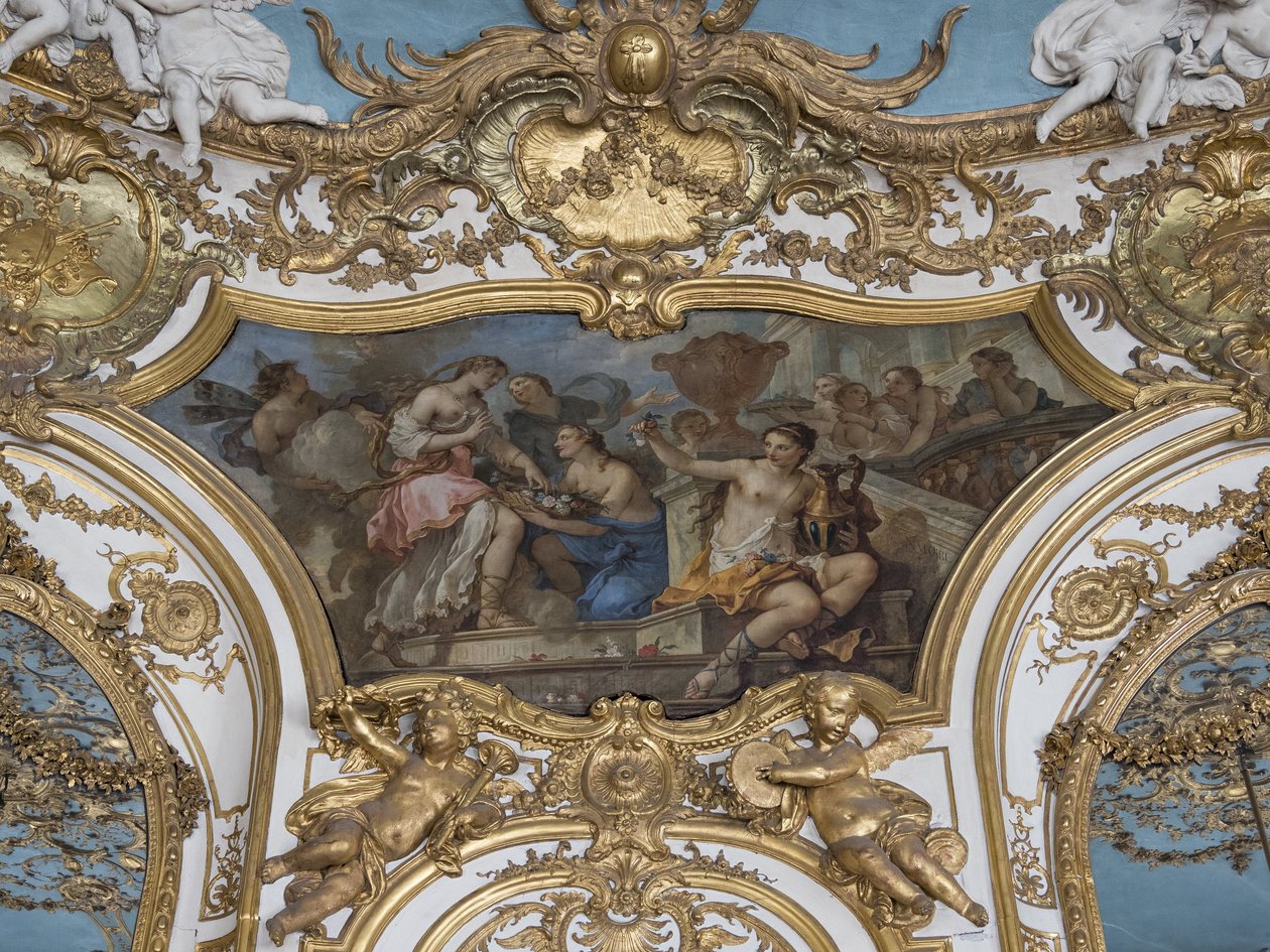 Nymfit tarjoavat kukkia Psychessä Rakkauden palatsin kynnyksellä. Charles Joseph Natoiren (1700-1777) maalaus tekijältä Unbekannt