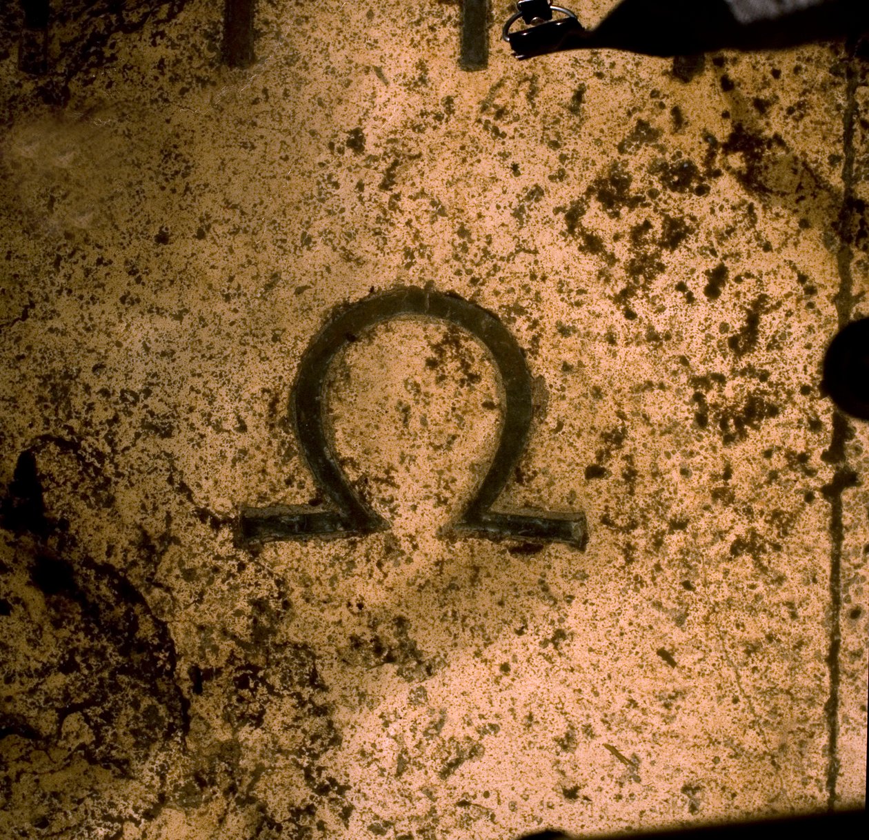 Omega-symboli Augustuksen aurinkokellossa (kuva) tekijältä Unbekannt