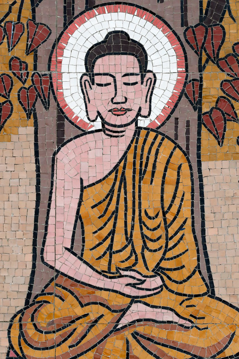 Ong Nui buddhalainen pagodi, seinäfresko, Buddhan elämä, Shakyamuni Buddha istuu meditaatioasennossa Bodhi-puun alla, Quy Nhon, Vietnam, 2019 (kuva) tekijältä Unbekannt