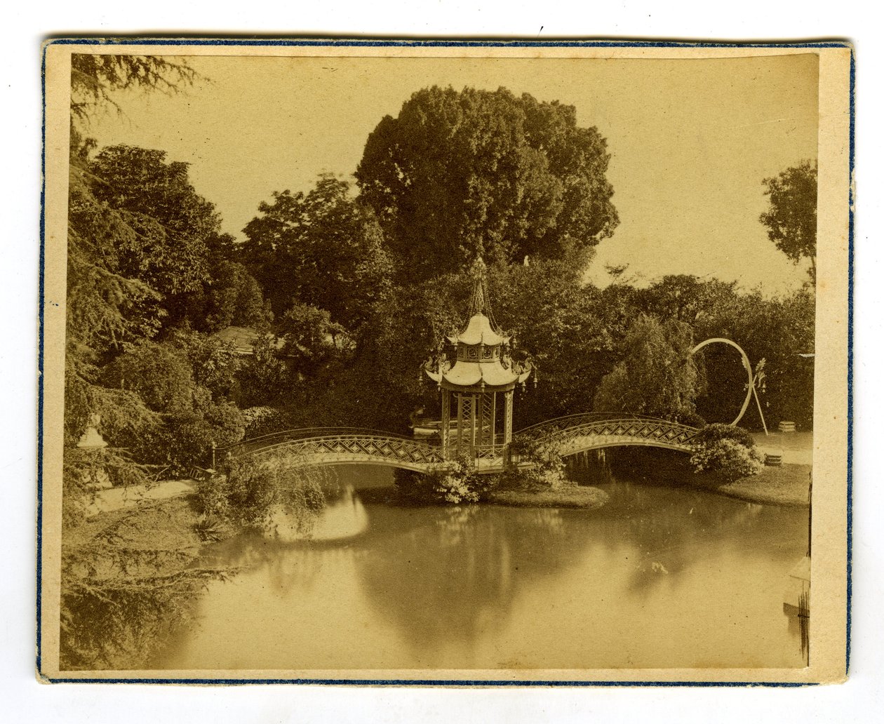 Orleans, Loiret (45), Centre, Ranska, Paviljonki ja kiinalainen silta Orleansin puistossa. tekijältä Unbekannter Künstler