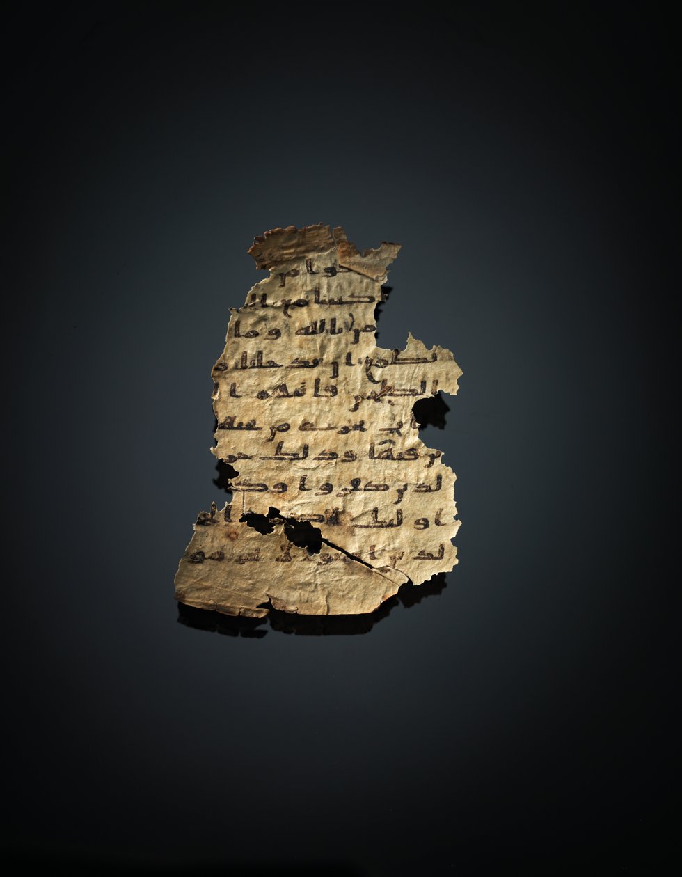 Sivu tallentamattomasta Koraanin palimpsestista, joka on kopioitu aikaisempaan koptilaiseen Raamattuun, luultavasti Egyptissä, noin 800-luvulla (muste persulla) tekijältä Unbekannt