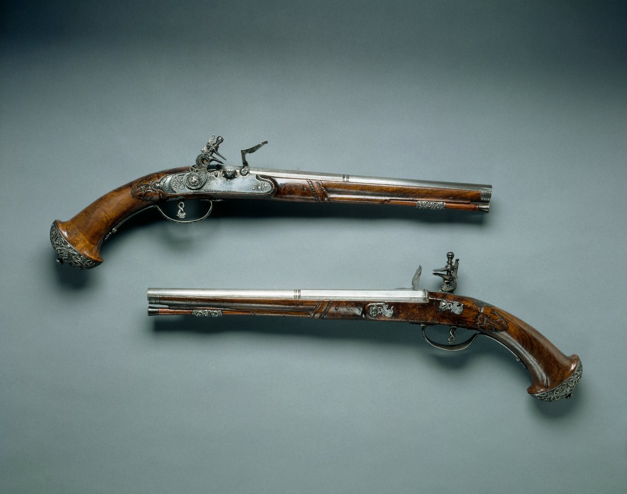 Pari Flintlock-pistoolia, piipunvalmistaja Lazarino Cominazzo, lukkojen valmistaja Gio Borgognone, n. 1690-1700 tekijältä Unbekannt