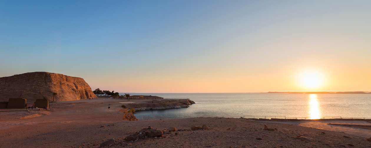 Panoraamanäkymä pieneen Nefertarin temppeliin, Abu Simbel, Egypti tekijältä Unbekannter Künstler