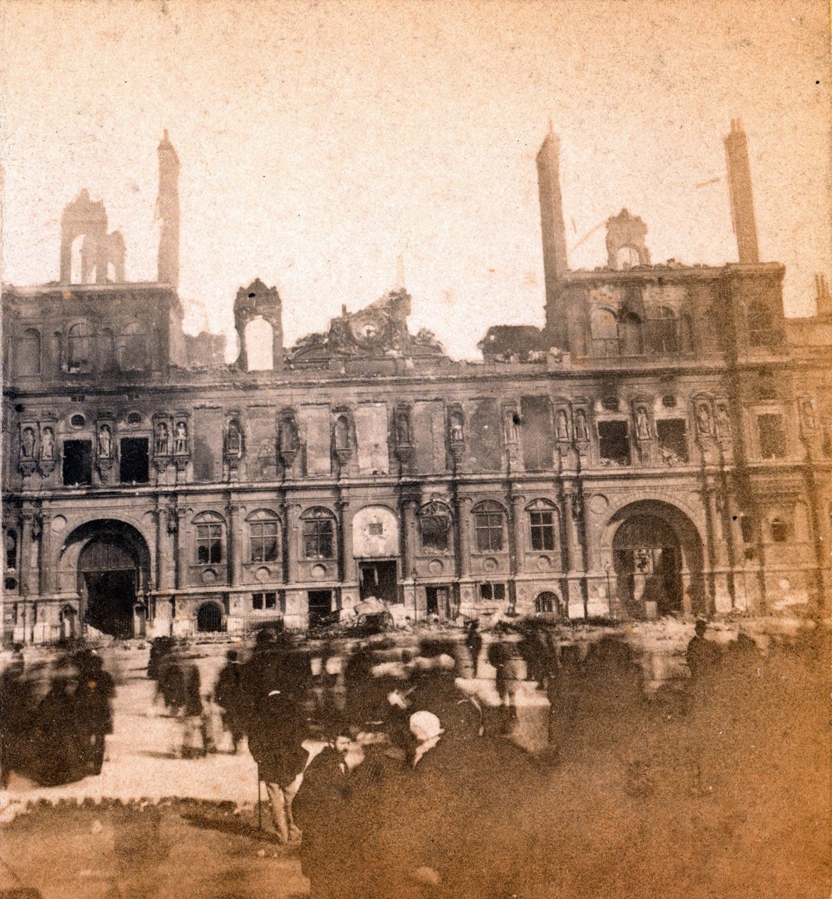 Paris Commune (1871): näkymä Hotel de Villesta toukokuun 1871 palon jälkeen. Nimetön valokuvaus. Tulostus pahville Dim. 8,5x8 cm tekijältä Unbekannt