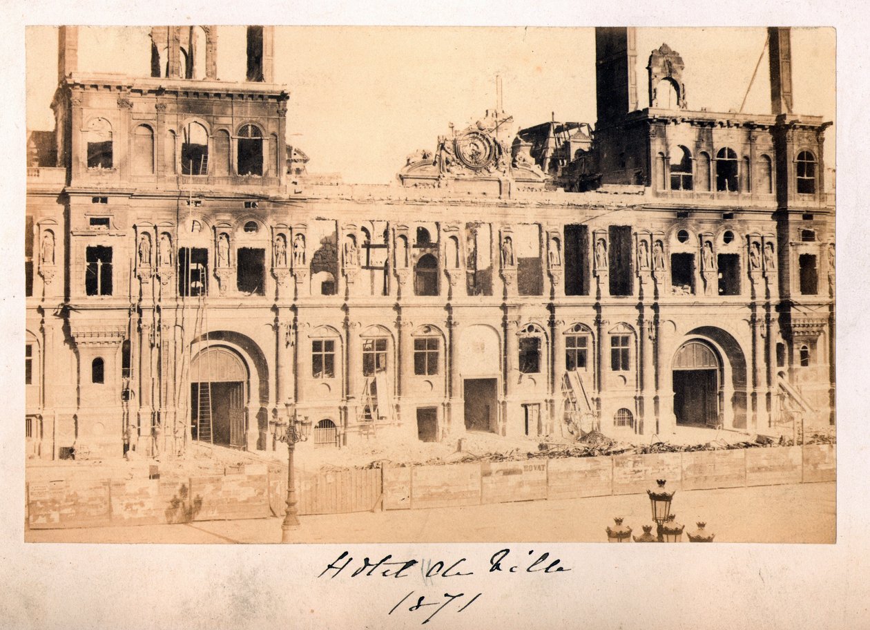 Paris Commune (1871): näkymä Hotel de Villesta toukokuun 1871 palon jälkeen. Nimetön valokuvaus. Tulostus pahville Dim. 15x10 cm tekijältä Unbekannt