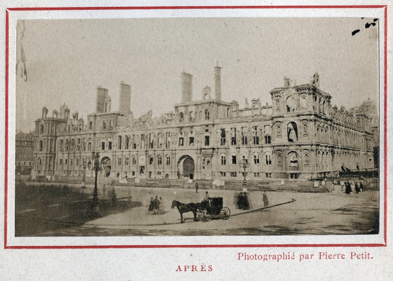 Paris Commune (1871): näkymä Hotel de Villesta Pariisissa sen tulipalon jälkeen toukokuussa 1871. Valokuva Pierre Pepetitista. Tulostus kartongille, himmennys. 9x5,4 cm tekijältä Unbekannt