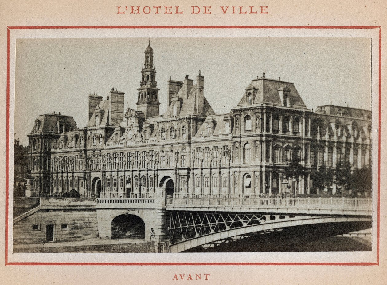 Paris Commune (1871): näkymä Hotel de Villesta Pariisissa ennen sen tulipaloa toukokuussa 1871. Valokuva Pierre Pepetitista. Tulostus kartongille, himmennys. 9x5,4 cm tekijältä Unbekannt