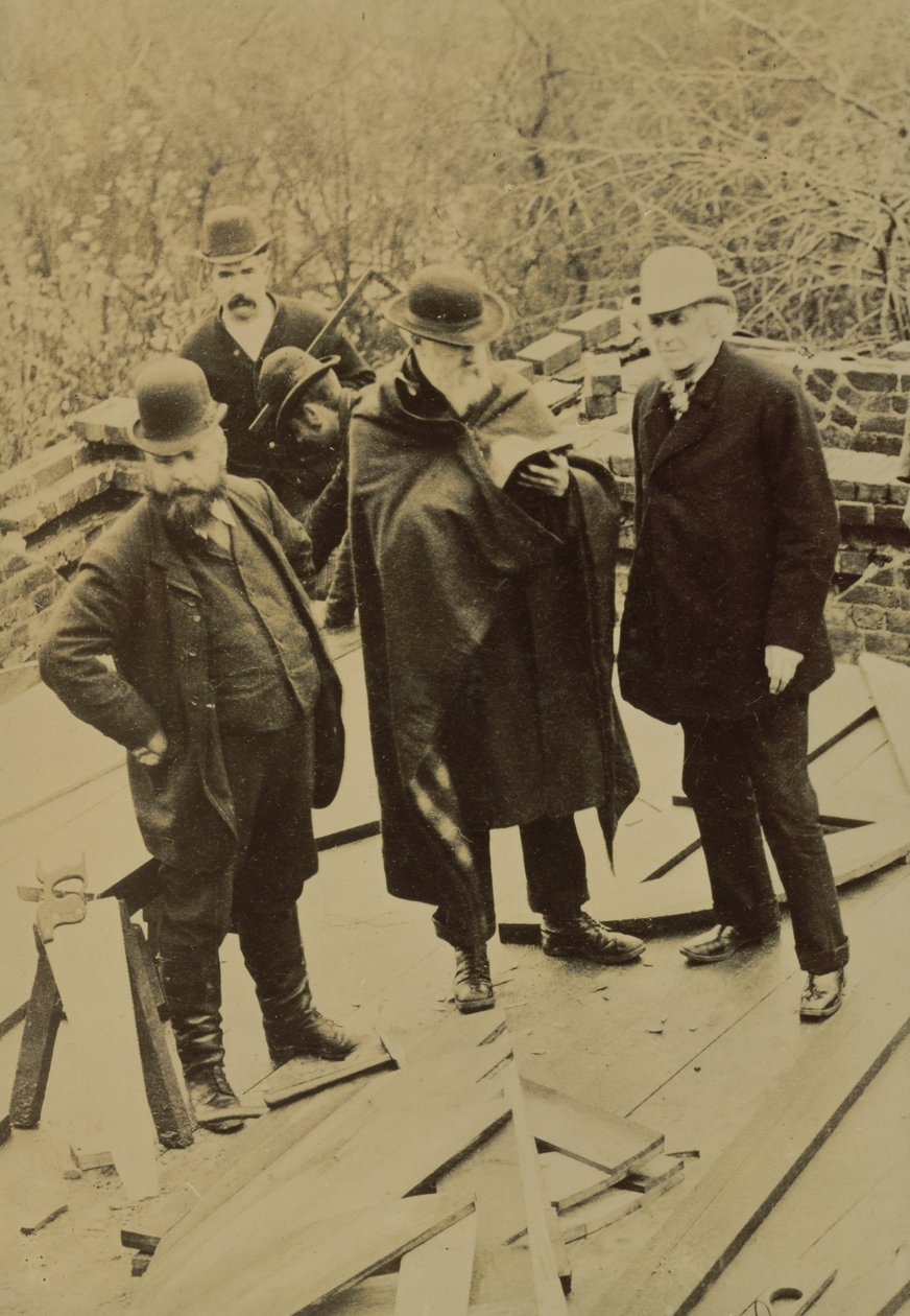 Philip Webb (1831-1915) William Morrisille rakennetun punaisen talon rakentamisen aikana (valkoinen kuva) tekijältä Unbekannt