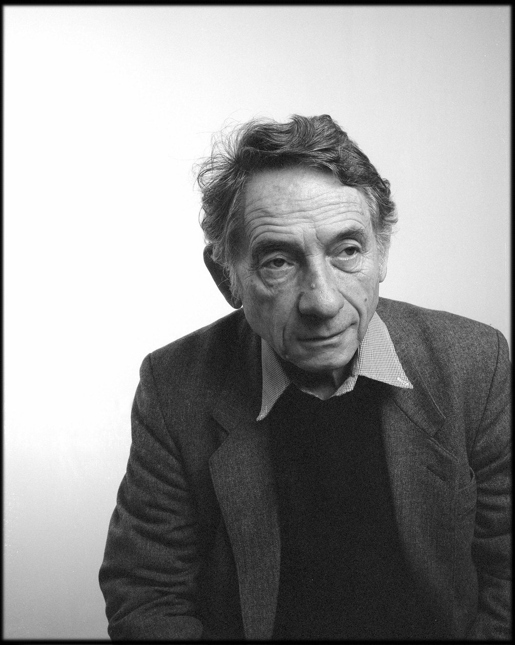 Valokuvaaja Mario Dondero Leemage-studiossa vuonna 2004. tekijältä Unbekannt