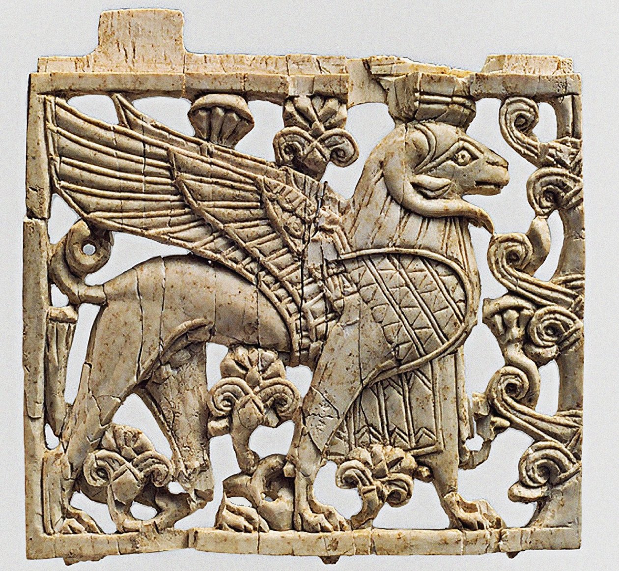 Kiltti, joka kuvaa pässiä, jolla on sfinksi, Nimrud, Mesopotamia, 9.-8. vuosisadalla eaa. tekijältä Unbekannt
