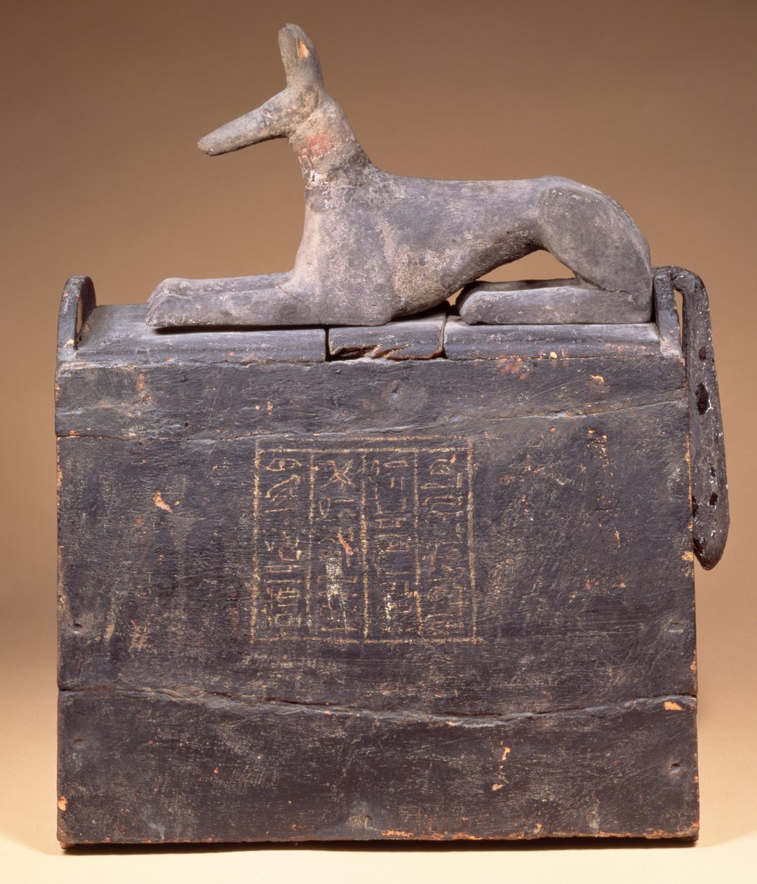 Plyonin muotoinen shabti-laatikko, jonka kannessa on teksti ja Anubis-patsas sakaalina (myöhemmin syntyneenä), egyptiläinen, Thebasta, 22. dynastian alkupuolelta, noin 900 eKr. (mustaksi maalattu puu) tekijältä Unbekannt