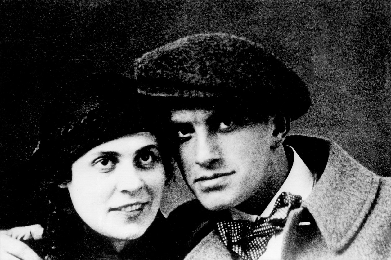 Muotokuva Lili Brikistä (1891-1978) ja Vladimir Maiakovskista (Majakovski tai Maiakovski) (1893-1930) n. 1.5.1890. 1915 Valokuvaus tekijältä Unbekannt