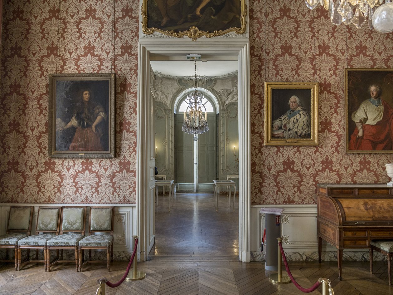 Miesten muotokuvia, mukaan lukien Armand Gaston de Rohan (1674-1749), kardinaaliasussa, Hyacinthe Rigaudin (1659-1743) maalaus. Prinssin suuri kabinetti, arkkitehti Germain Boffrand (1667-1754). Hotel de Soubise, Pariisi tekijältä Unbekannt