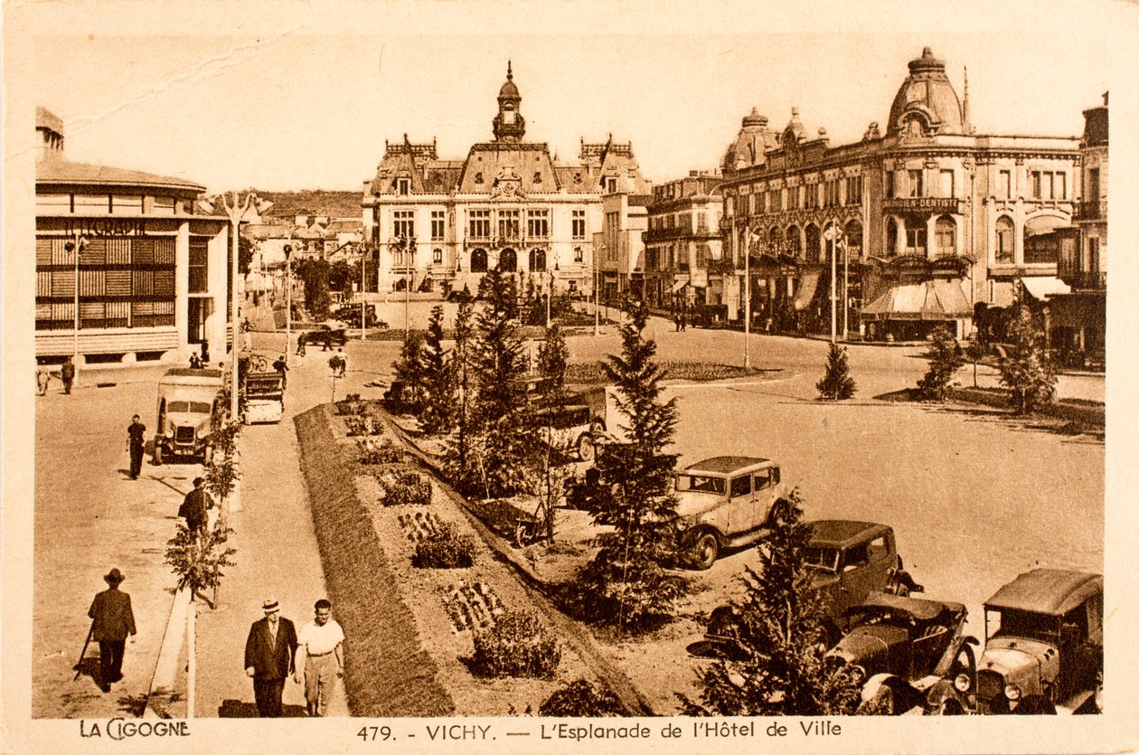 Postikortti/Raatihuoneen esplanadi/Vichy/Allier/Auvergne/Ranska tekijältä William M. Timlin