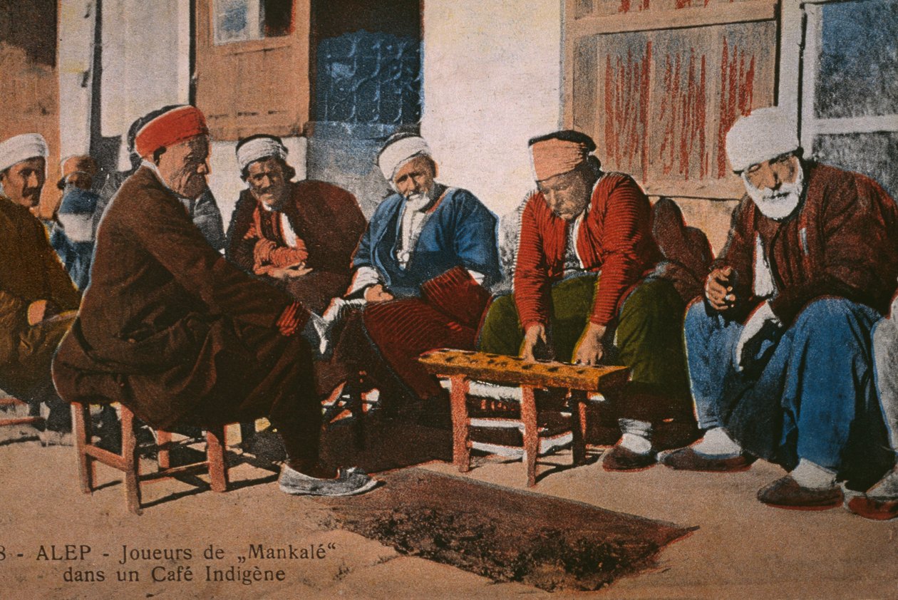 Postikortti, joka kuvaa mancala-pelaajia kahvilassa Aleppossa, Syyriassa, n. 1920 (värivalokuva) tekijältä Unbekannt