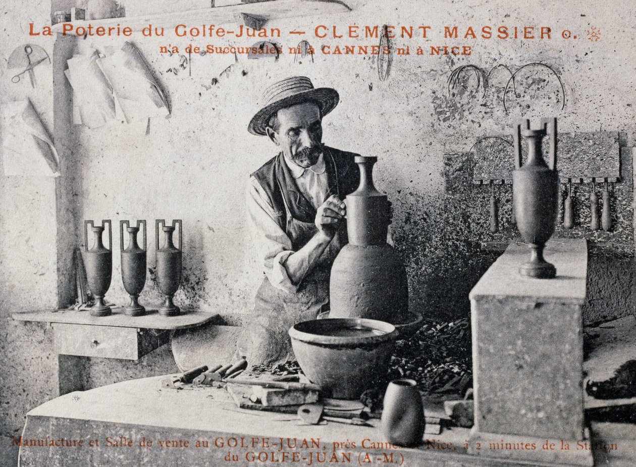 Postikortti, jossa Clement Massier (1844-1917), Poterie de Golf-Juanin mestari, työskennellyt studiossaan Ranskassa 1900-luvulla tekijältä William M. Timlin