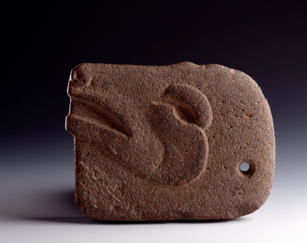 Esikolumbialainen taide, mayojen sivilisaatio, klassinen aika: zoomorfinen kirves veistetyssä kivessä, joka edustaa hirven päätä. Himmeä. 26,5 x leveys 19,5 cm Guatemala, Museo Nazionale di Archeologia e Etnologia - Esikolumbiaaninen taide, Maya-sivilisaat tekijältä Unbekannt