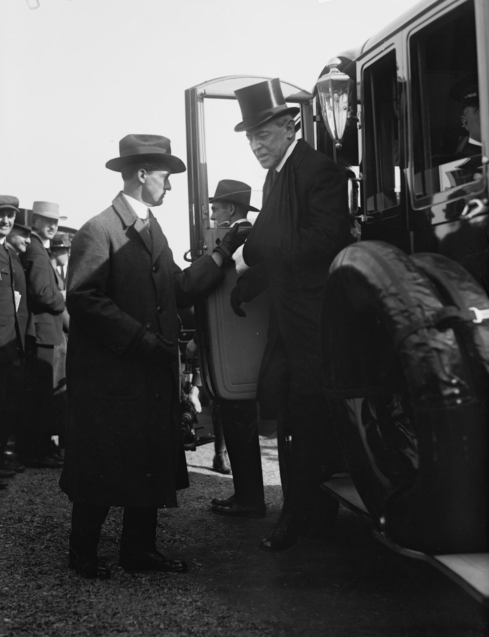 Presidentti Woodrow Wilson poistumassa autosta. Washington, DC, noin 1918. Kuvaaja (b/w photo) tekijältä Benjamin Baud