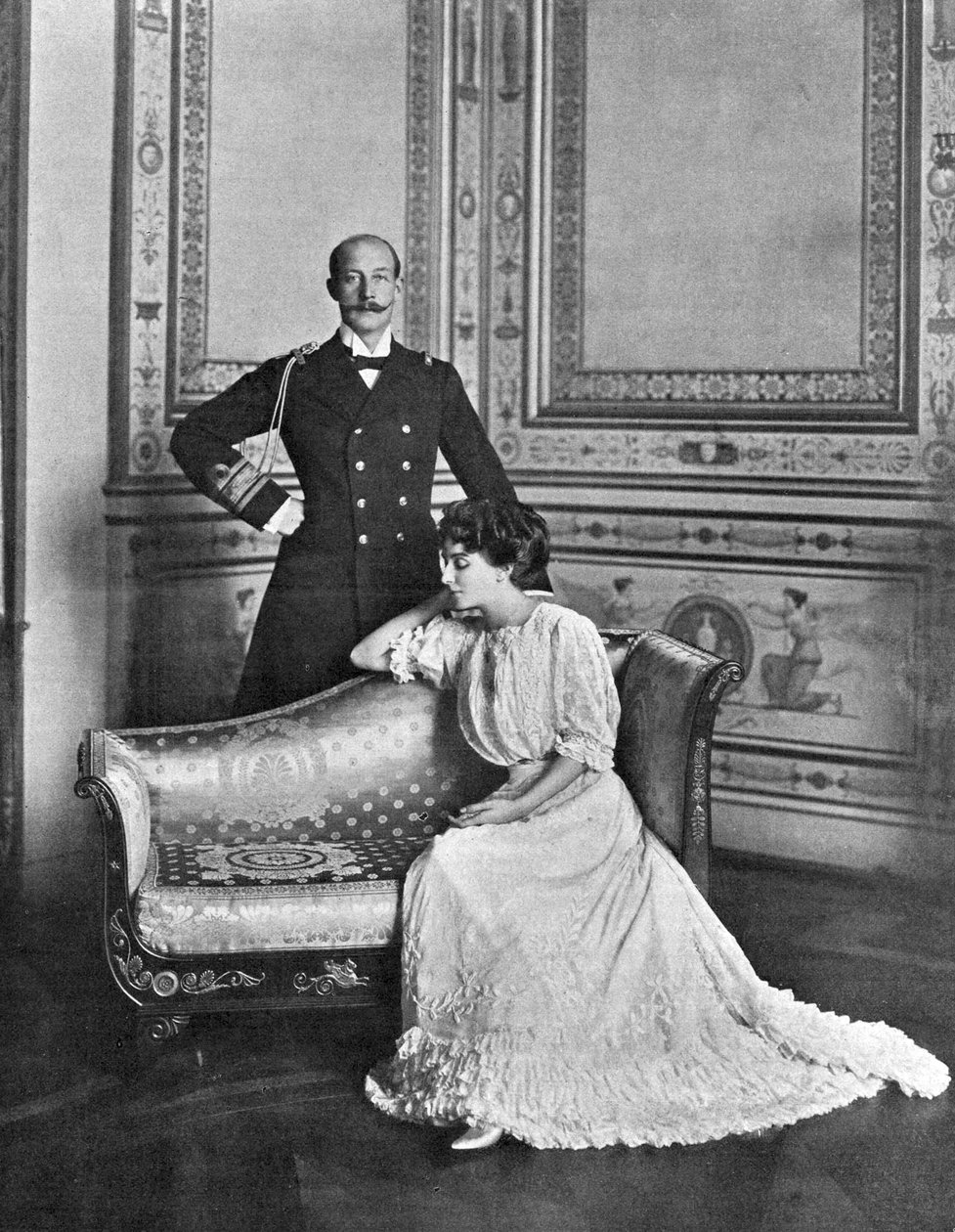 Kreikan prinssi Georges ja prinsessa Marie Bonaparte prinssi Roland Bonaparten talossa Pariisissa, kuva: Paul Boyer. tekijältä Unbekannter Künstler