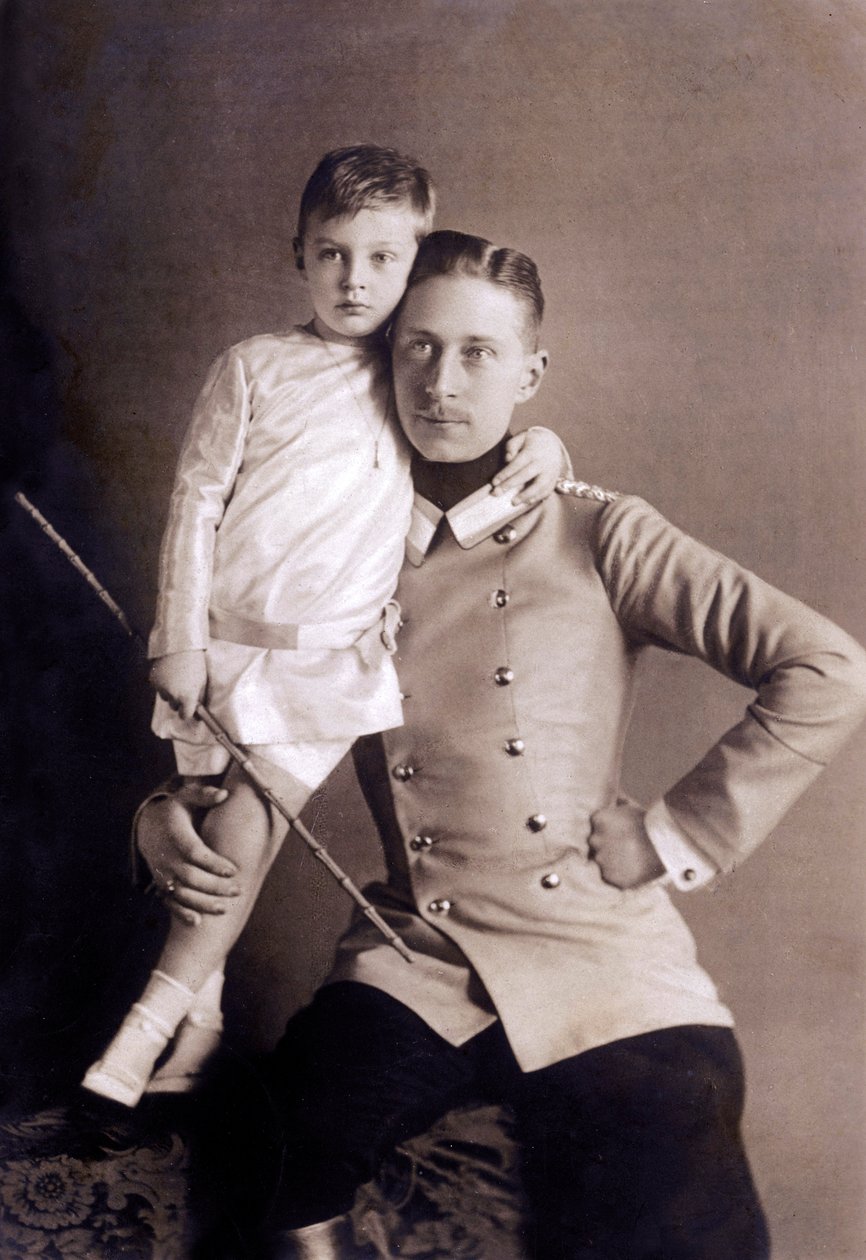 Hohenzollernin prinssi Vilhelm (1882-1951) eli kruununprinssi, keisari Vilhelm II:n poika, ja hänen vanhin poikansa, jota kutsuttiin myös nimellä Vilhelm, Valokuva: Selle und Kuntze. tekijältä Unbekannter Künstler