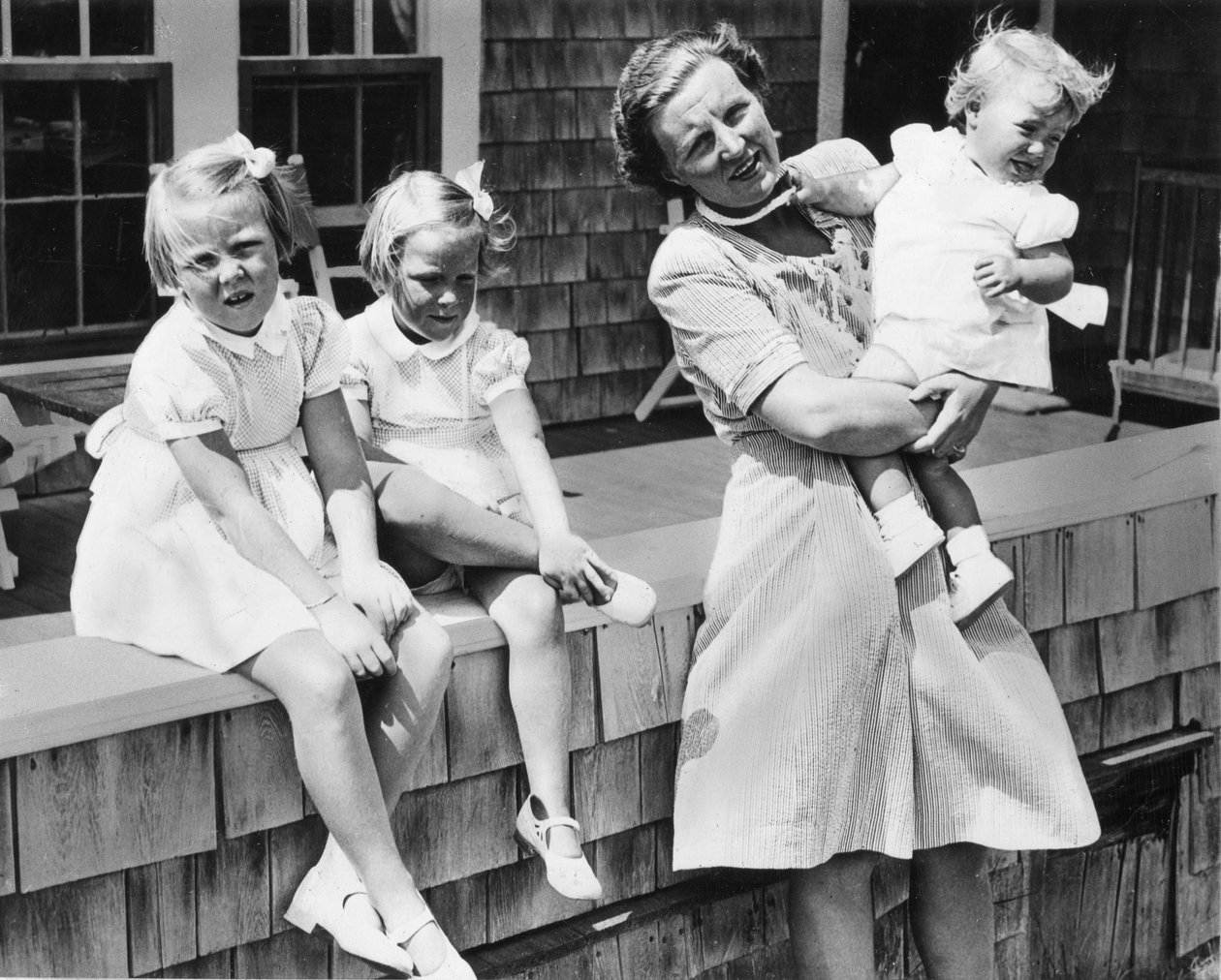 Alankomaiden prinsessa Juliana (oikealla) ja hänen kolme blondia tytärtään, Beatrix, 6, Irene, 4, ja 18 kuukautta vanha Margriet Francesca lomailevat Cape Codilla ja toivovat, että Saksan sotakoneiston välitön romahdus mahdollistaa heidän palaamisen heille tekijältä Benjamin Baud