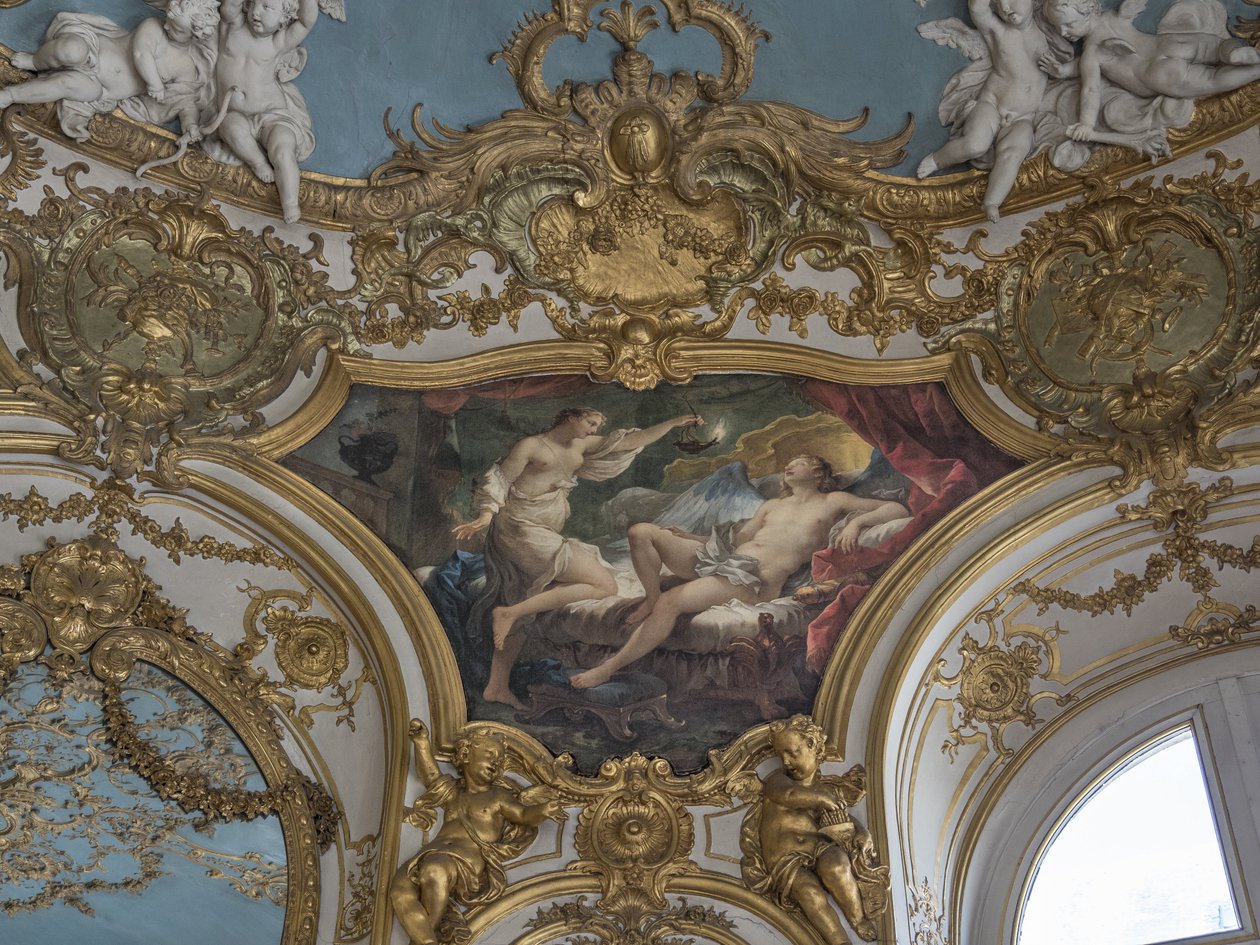 Psyche nostaa lamppuaan pohtiakseen morsiameaan. Charles Joseph Natoiren (1700-1777) maalaus tekijältä Unbekannt