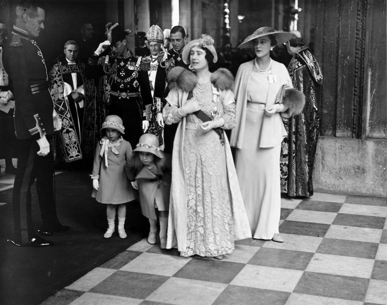 Kuningatar Elisabet ja prinsessat lähtevät Pyhän Paavalin katedraalista 6. toukokuuta 1935 tekijältä Unbekannt
