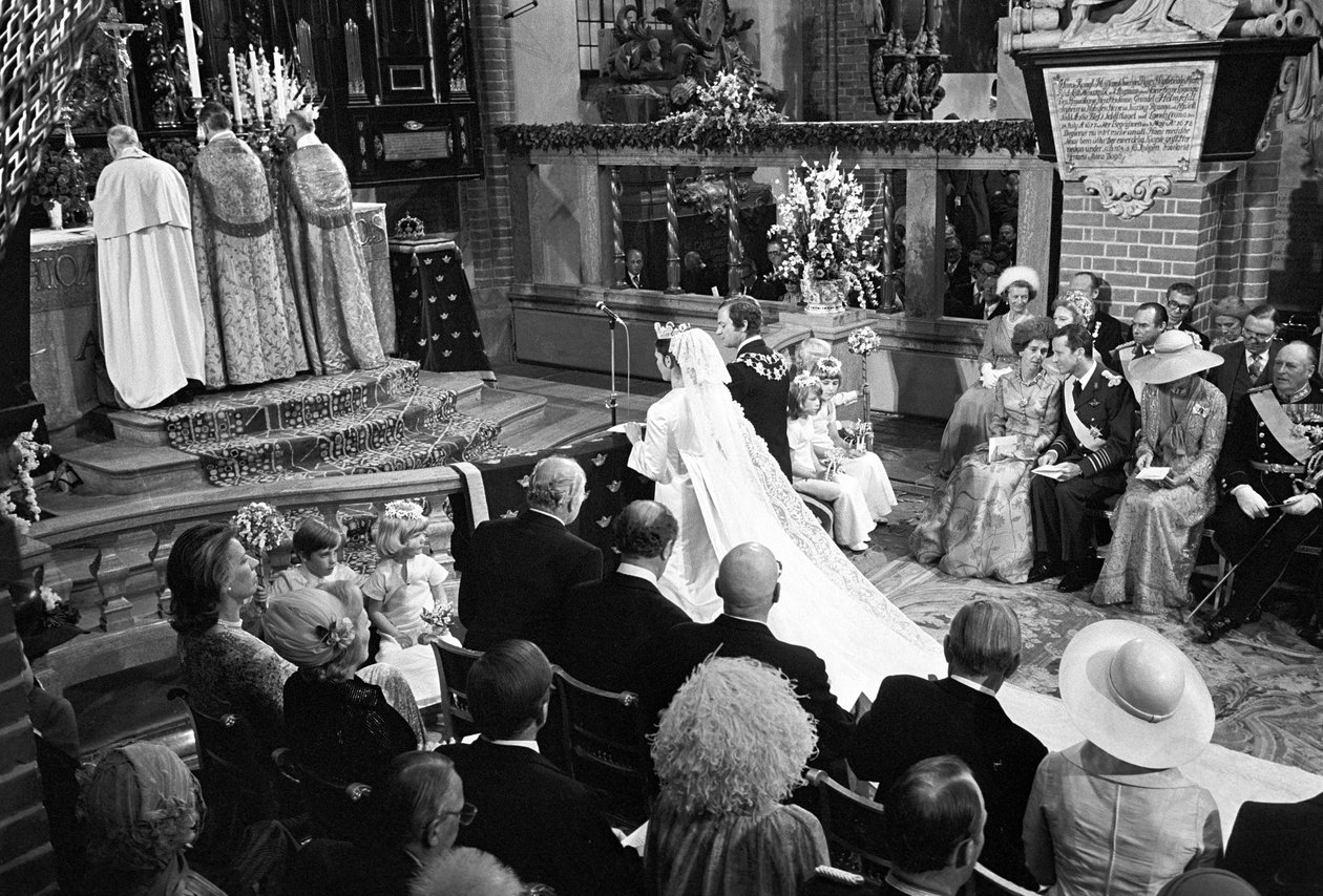 Kuningatar Silvia ja kuningas Kaarle XVI Kustaa hääseremoniassa Storkyrkanissa Tukholmassa tekijältä Unbekannter Künstler