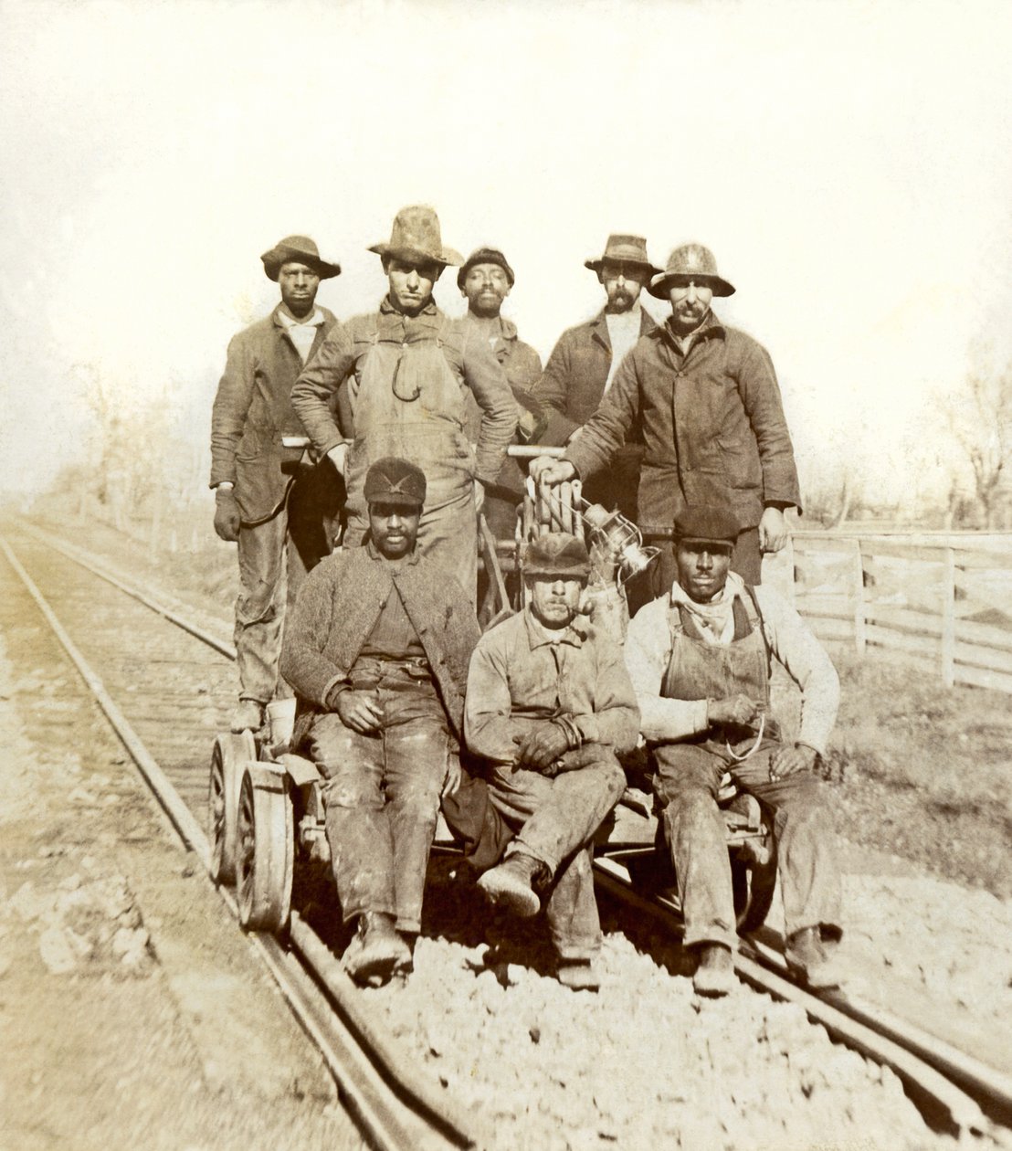 Railroad Workers, Gallatin, Tennessee, n. 1895 (b/w kuva) tekijältä William M. Timlin