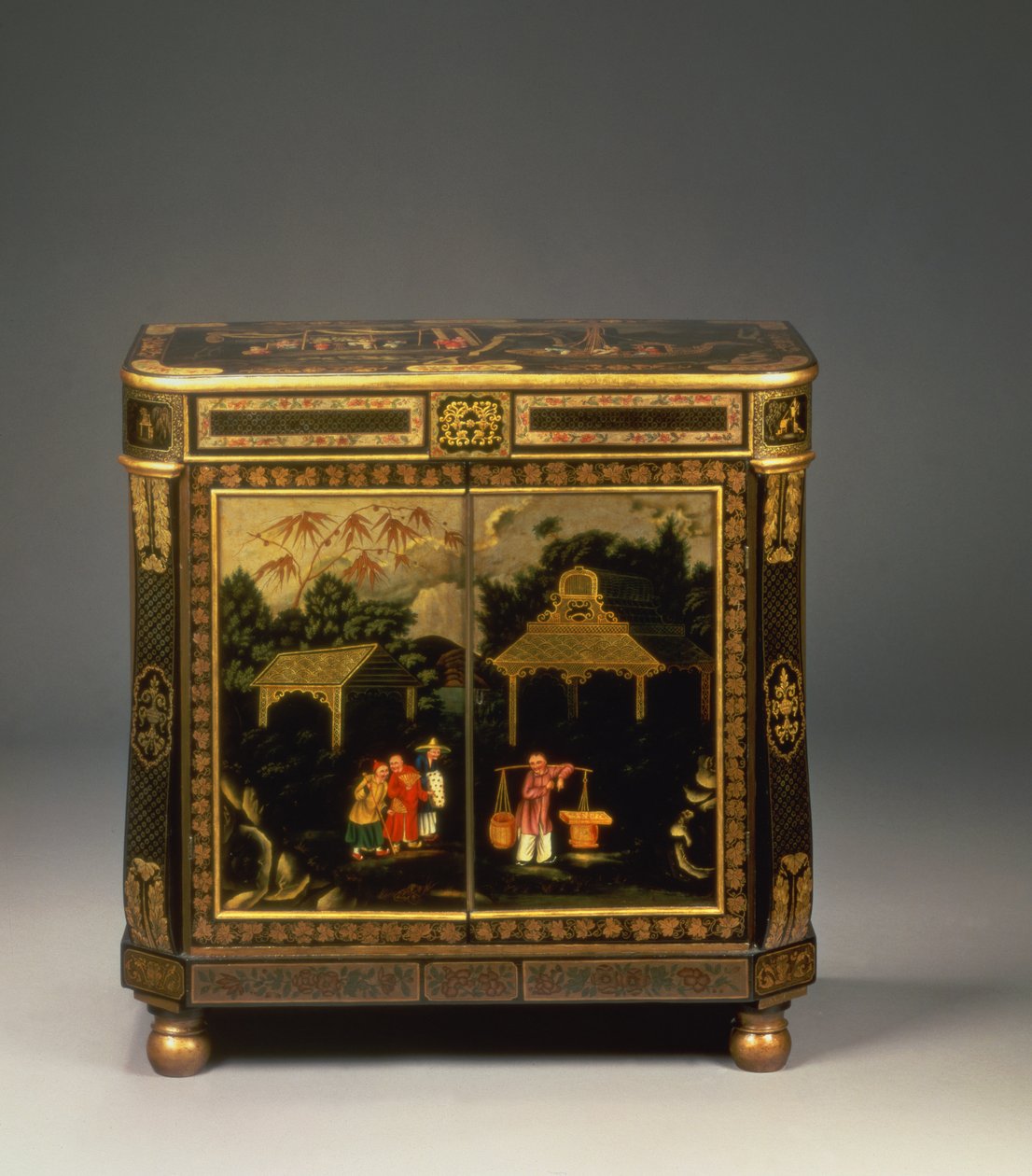 Regency tole peinte musta japanilainen sivukaappi, jossa etuovet maalattu kauppiaiden hahmoilla maisemassa, harvinainen, n.1815 (japanilainen tina) (ks. myös 66992) tekijältä Unbekannt